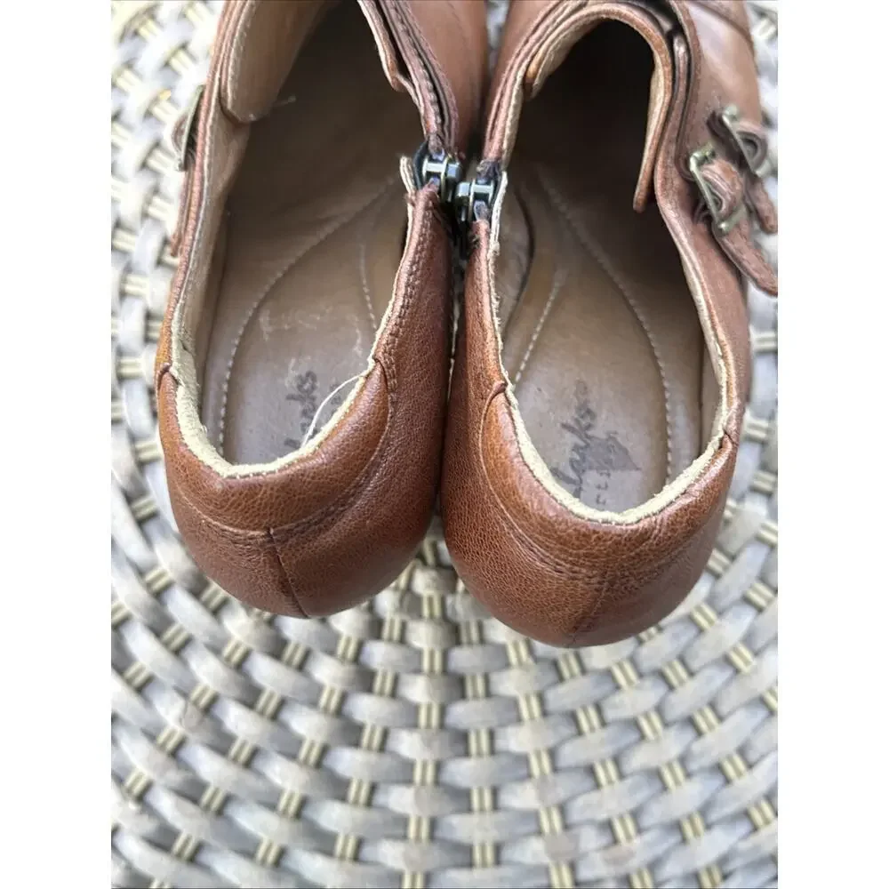 CLARKS Artisan Brown Leather BOOTIE Heels Double Buckle Zipper SIZE 8.5 Women’s